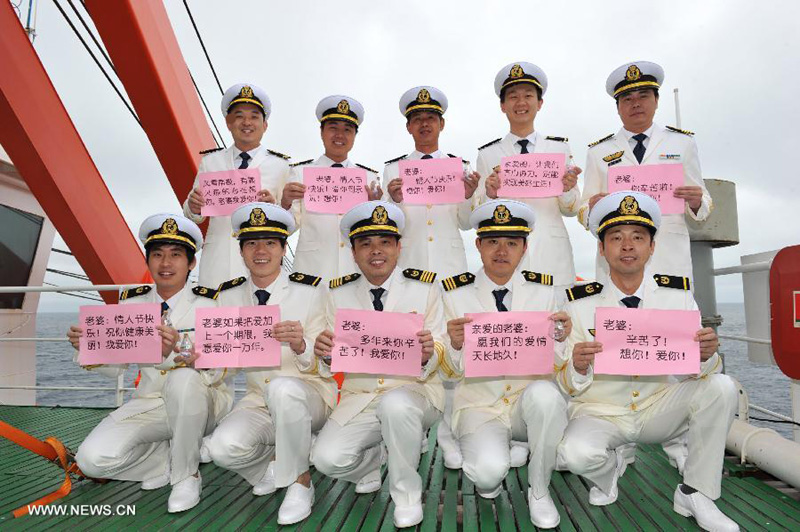 Sailors of <EM>Xuelong</EM> release 'love drift bottles' in Antarctica