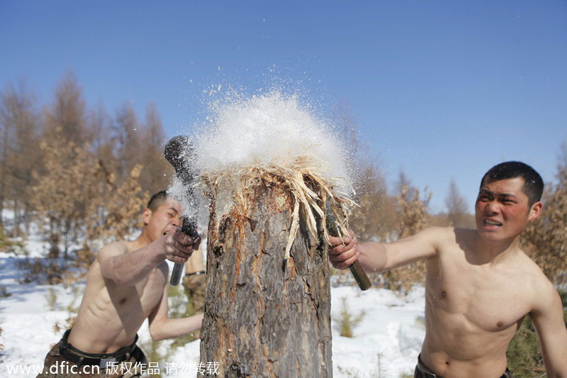 Chinese soldiers train in freezing temperatures