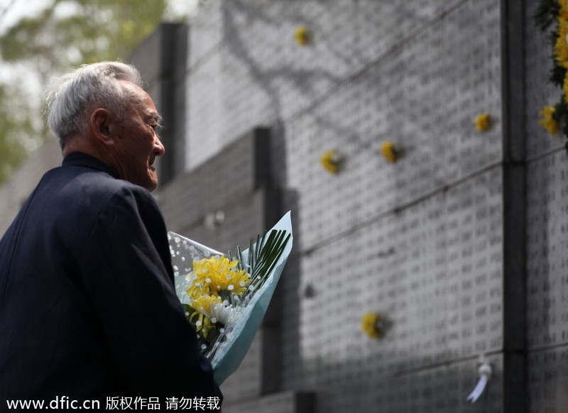 Citizens honor Nanjing Massacre victims