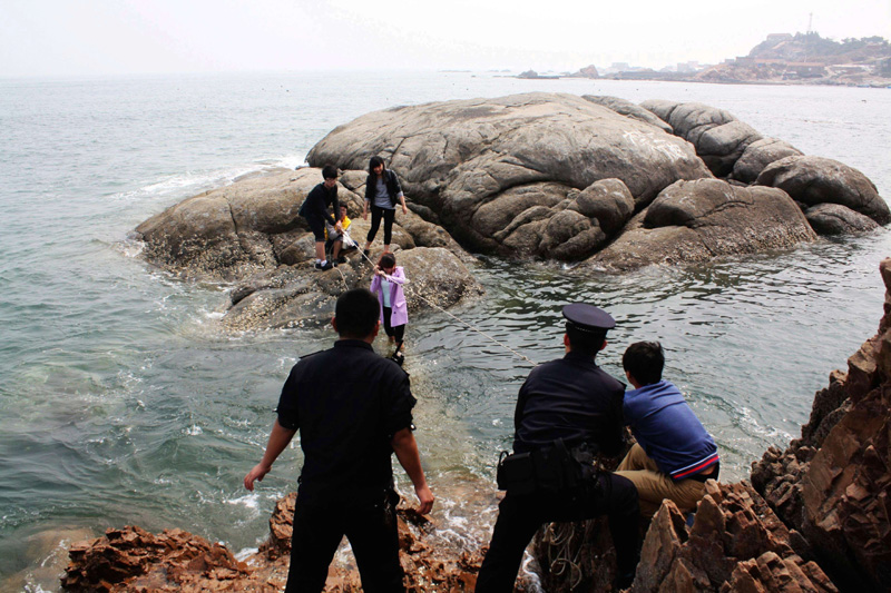 Students saved from sea in Shandong