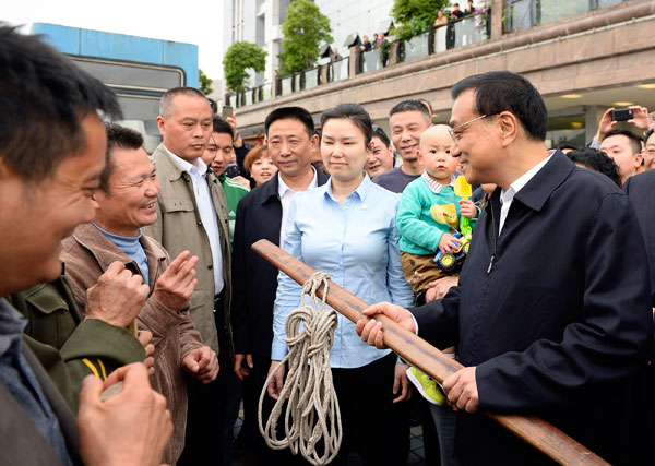 Li communicates with porters, workers in Chongqing