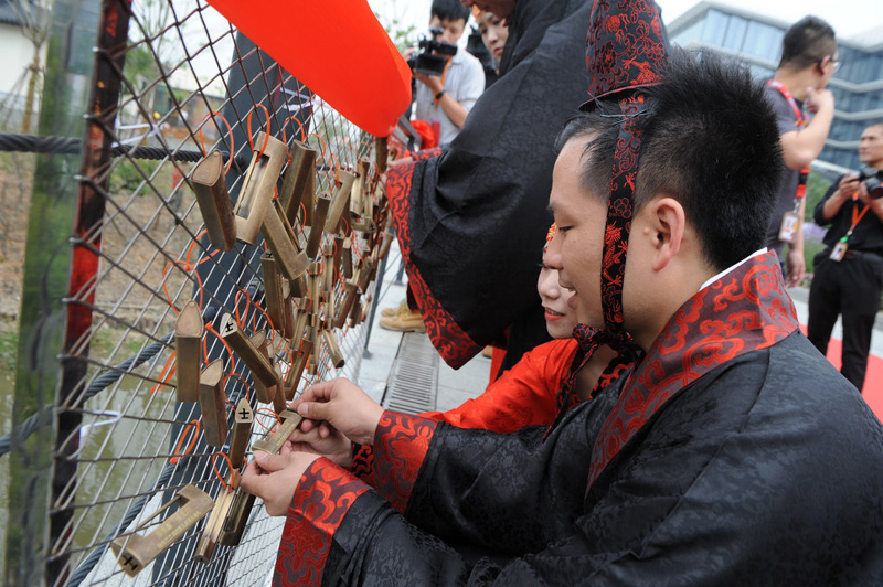 Alibaba staff hold group wedding