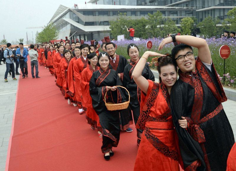 Alibaba staff hold group wedding