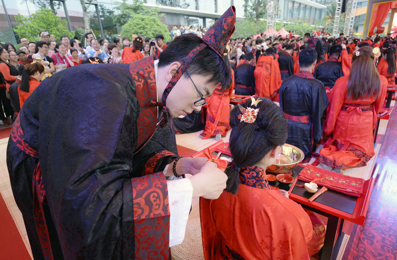 Alibaba staff hold group wedding