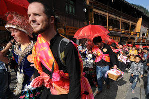 Alibaba staff hold group wedding