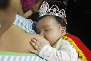 Mothers in E China promote breastfeeding