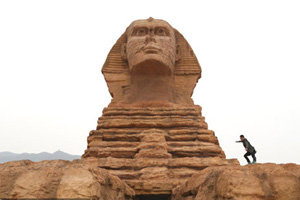 Giant 'King Kong' takes a stand in Xi'an