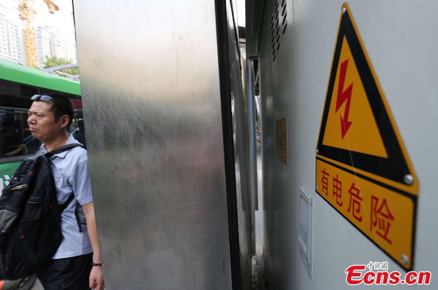 Funny and weird: Bus stop board in Zhengzhou city