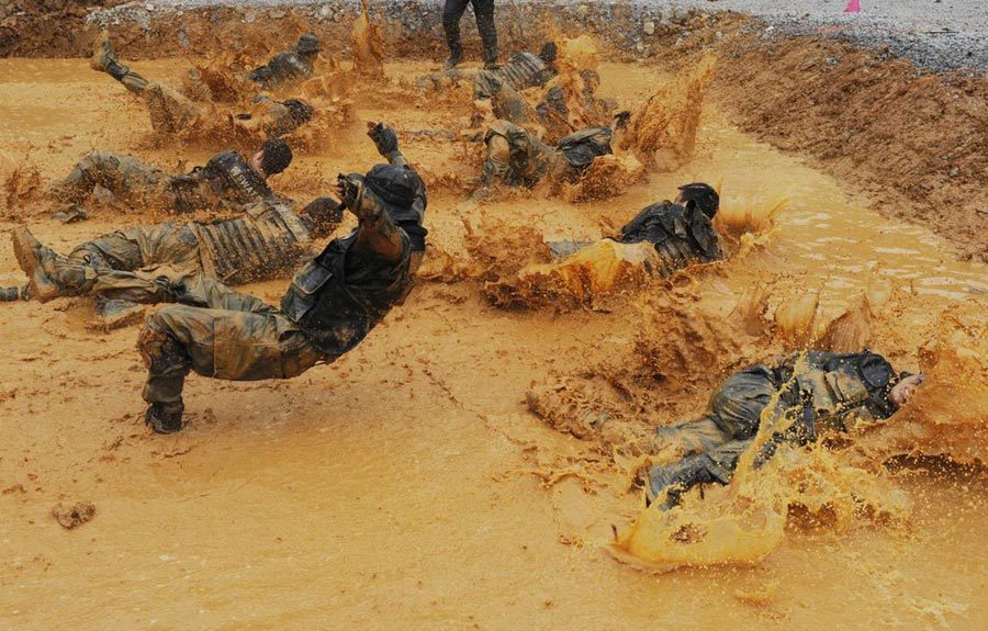 Guizhou SWAT stunts in anti-terrorist drill