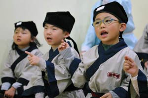 Students go traditional for graduation photos