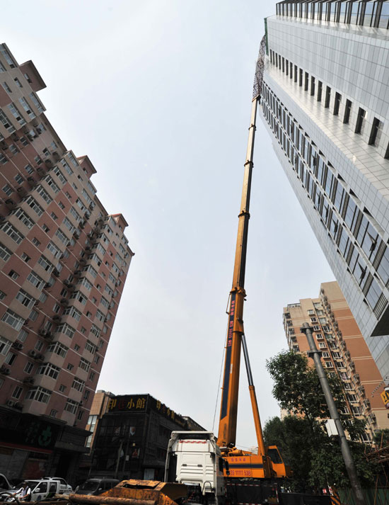 Illegal rooftop structure dismantled in Beijing