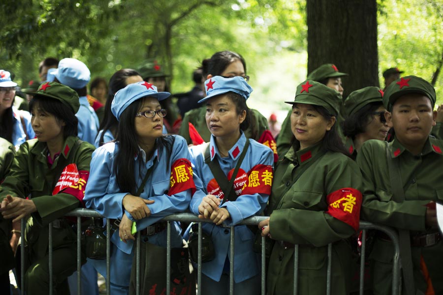 Chinese tycoon treats NY's underprivileged to lunch and song