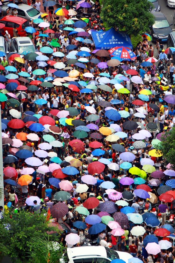 Guangdong parents crowd private school