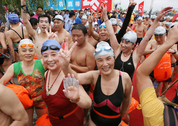 Swimmers cross Yangtze River to honor Chairman Mao