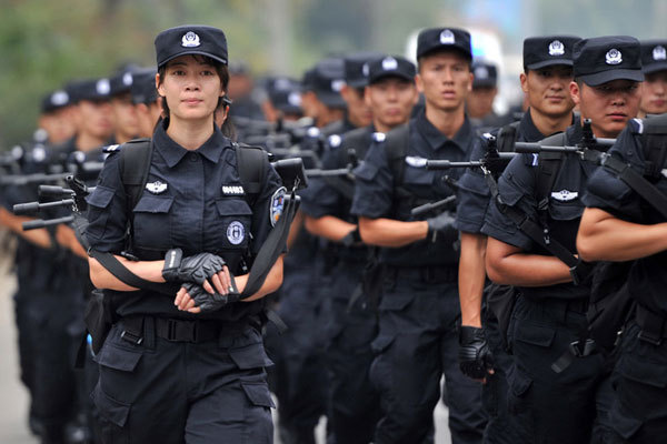 Beijing police hold anti-terror drill