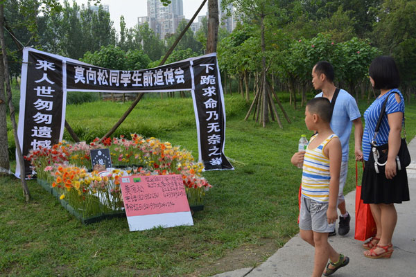 Man holds memorial ceremony of himself to raise funds