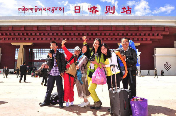 Passenger transport starts on Tibet's new railway