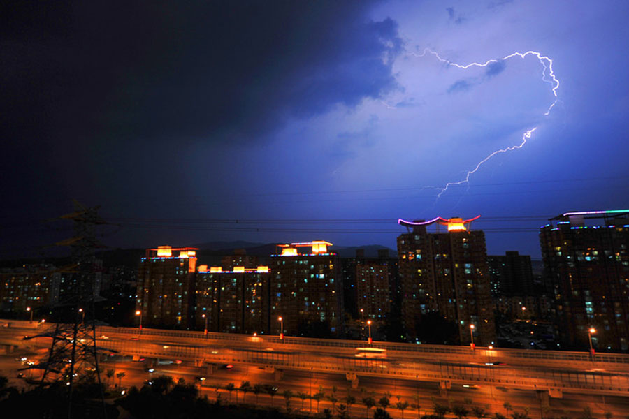 Flash of light enlivens Beijing