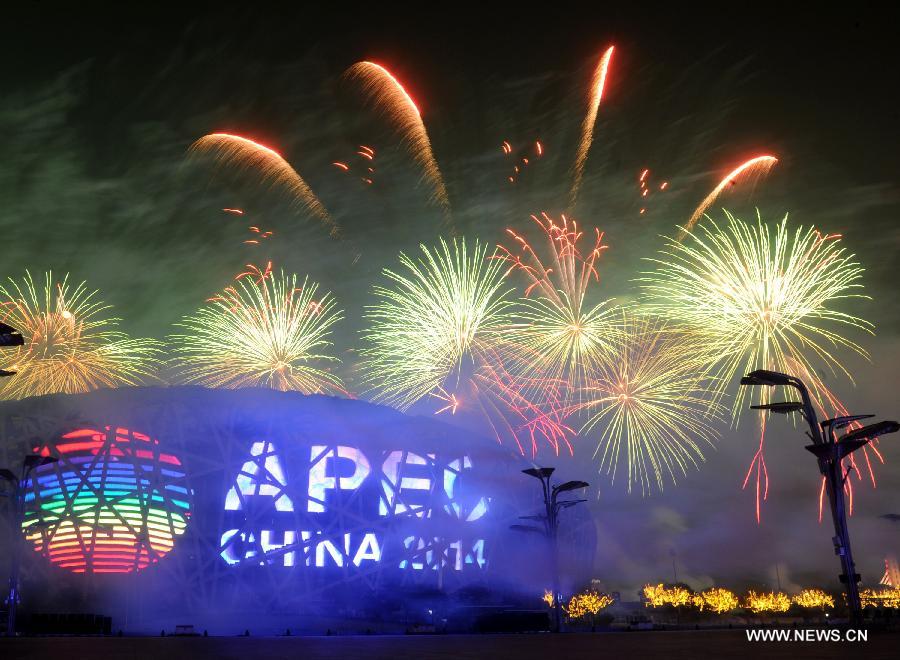 Magnificent fireworks showed at APEC grand banquet