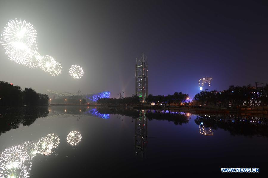 Magnificent fireworks showed at APEC grand banquet