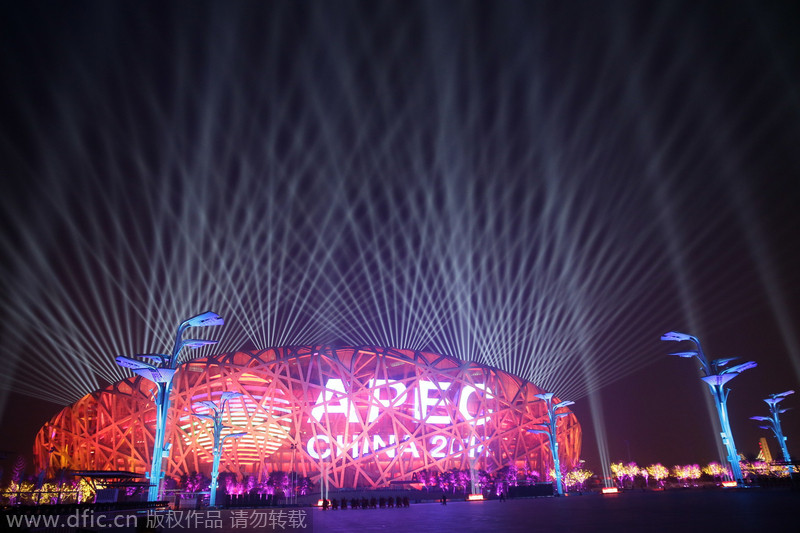 Magnificent fireworks showed at APEC grand banquet