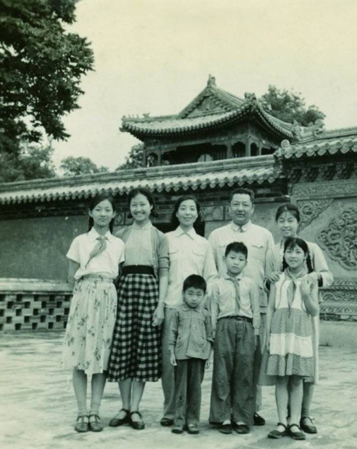 Old photos of Xi Zhongxun published