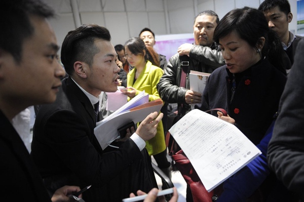 Scramble for cars in Shenzhen with new restriction