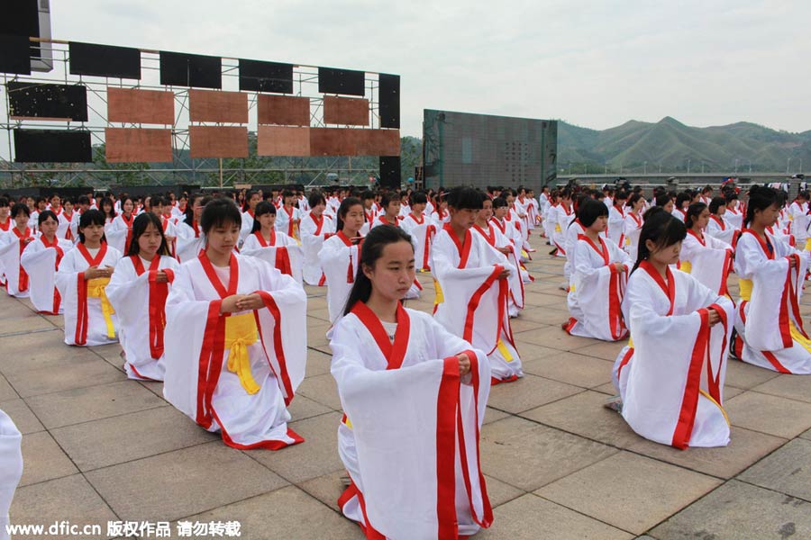 Foreign girls join in ancient Chinese coming-of-age ritual