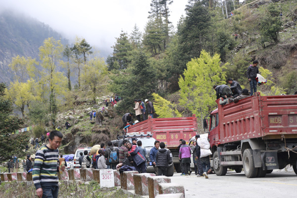 Earthquake survivors from Tibet township evacuated