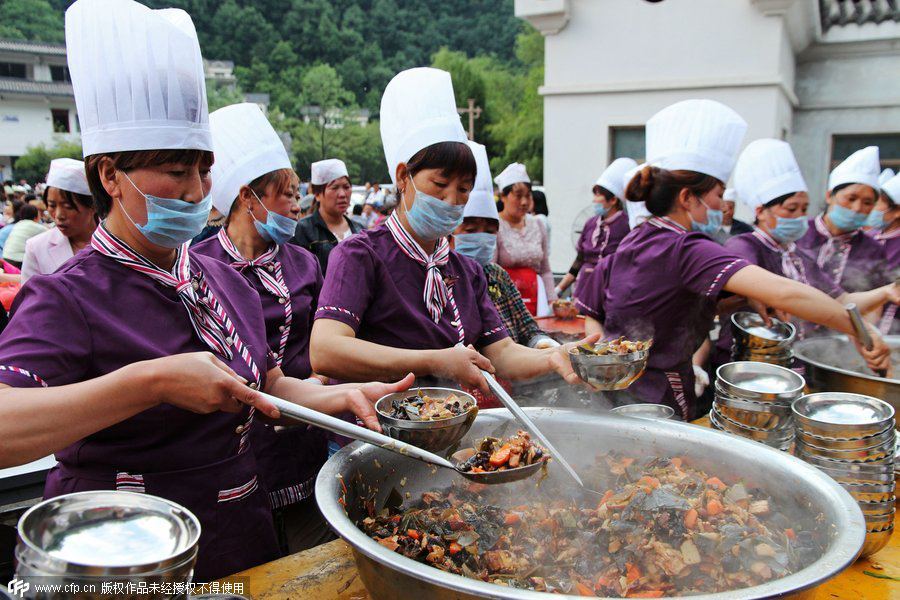 Six thousand people enjoy local feast in Luoyang