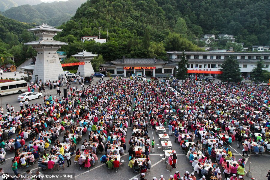 Six thousand people enjoy local feast in Luoyang