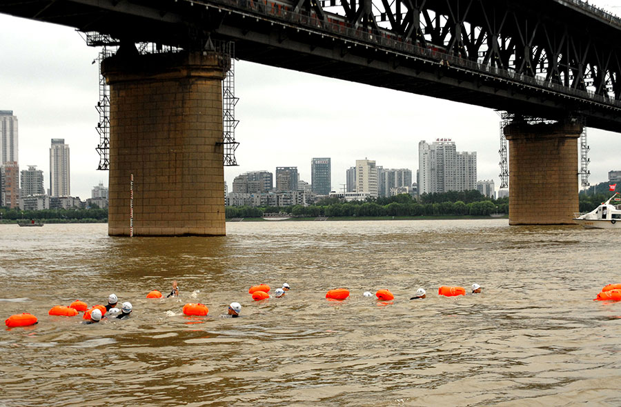 Wuhan holds Yangtze River crossing competition