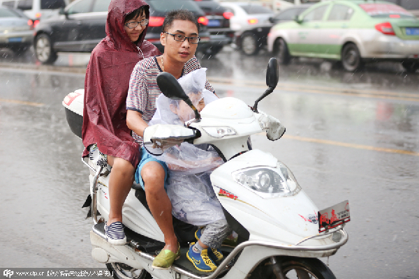 Rainstorm leaves commuters struggling