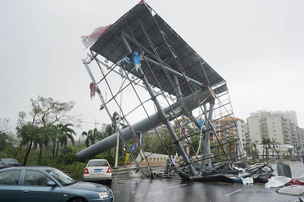 Typhoon Mujigae batters South China, kills at least 7