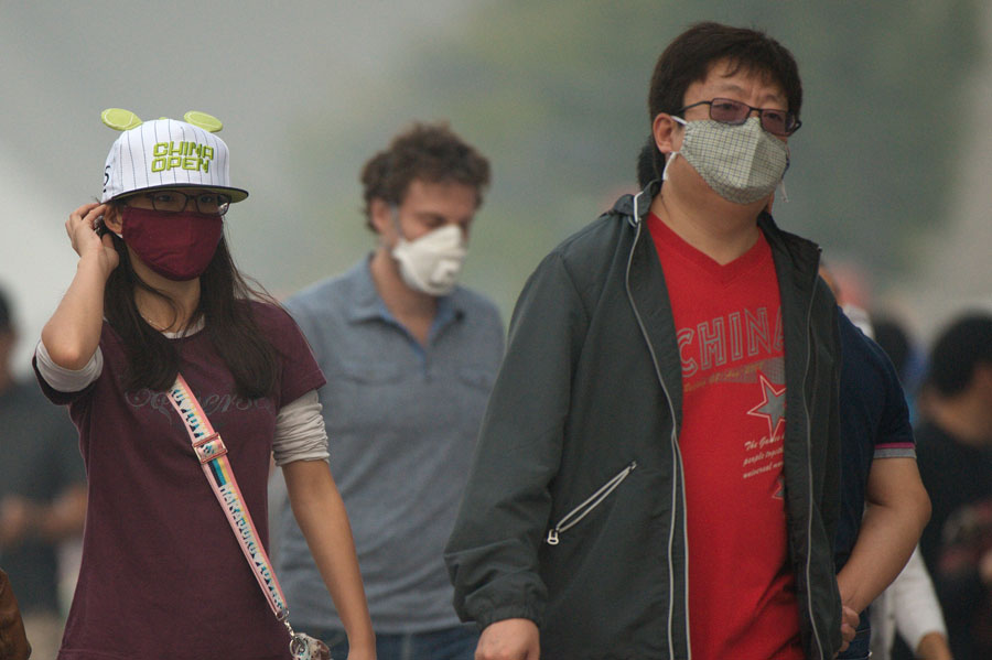 Smog creeps back to shroud week-long holiday