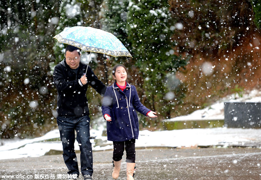 Hangzhou embraces first snowfall of the season