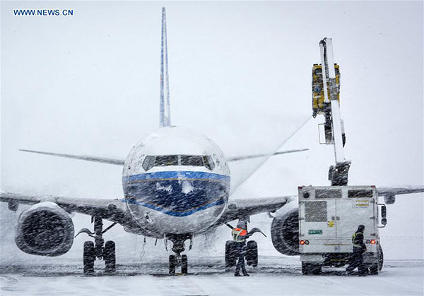 Heavy snow disrupts air traffic, closes schools in Urumqi