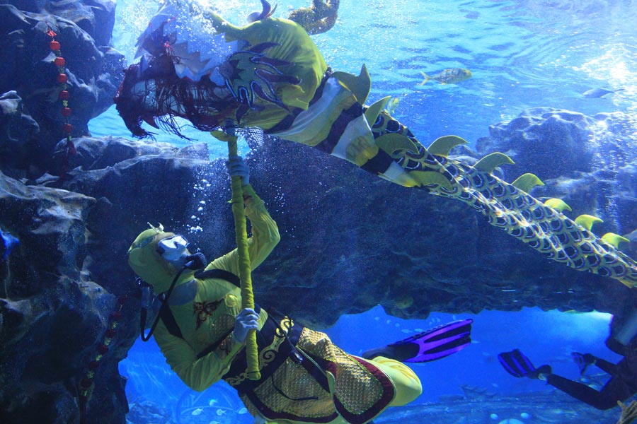 'Monkey King' performs dragon dance in underwater tunnel in Tianjin