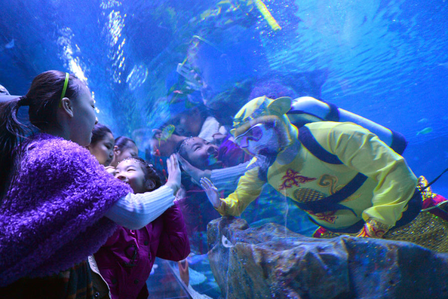 'Monkey King' performs dragon dance in underwater tunnel in Tianjin