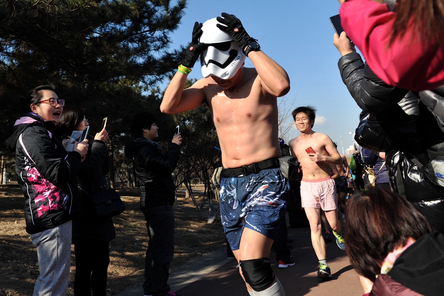 Runners take part in Beijing 'naked run'