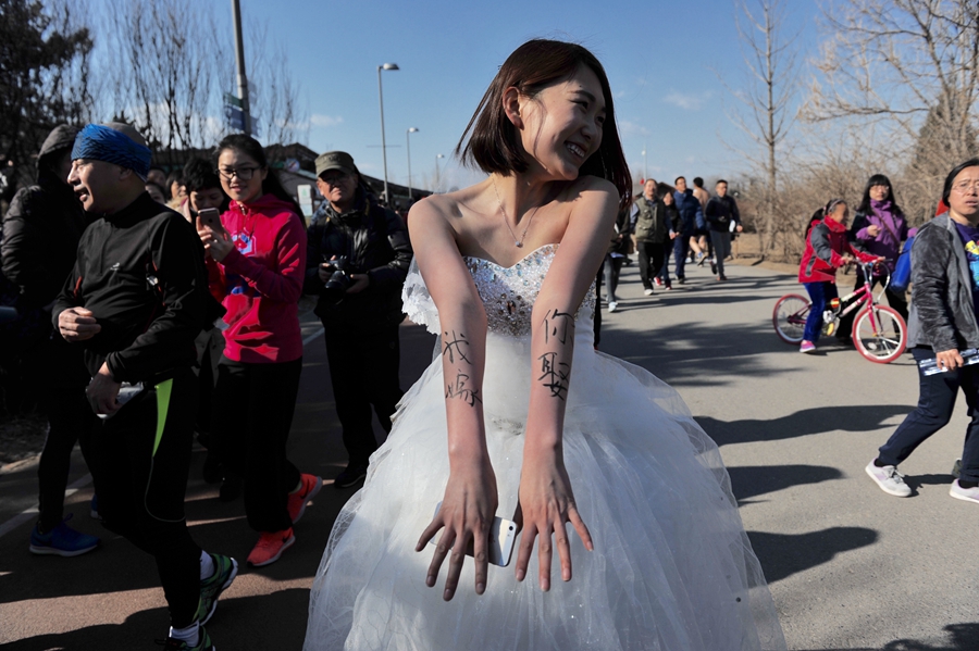 Runners take part in Beijing 'naked run'