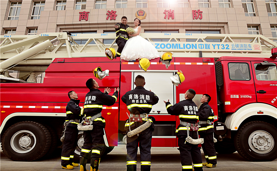 Unforgettable wedding photos at fire station