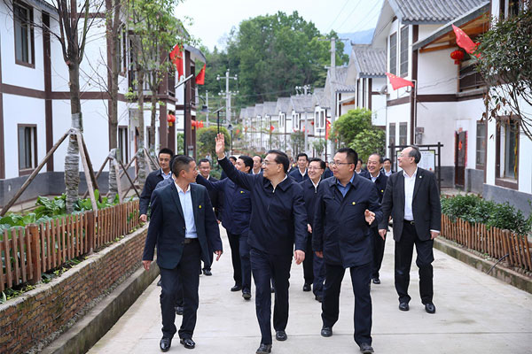 Premier Li praises unyielding spirits of Sichuan people