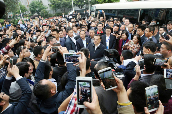 Premier plays badminton with robot as he visits Chengdu's entrepreneurial hub