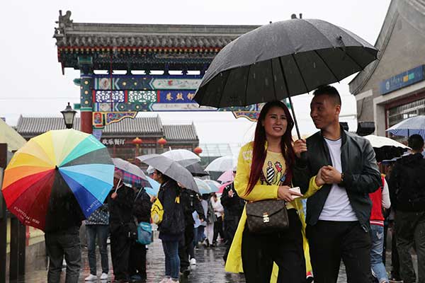 Crowds flock to ancient alley despite ban on tour groups