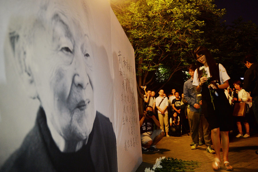 Tsinghua lights candles in memory of alumna and celebrated writer Yang Jiang