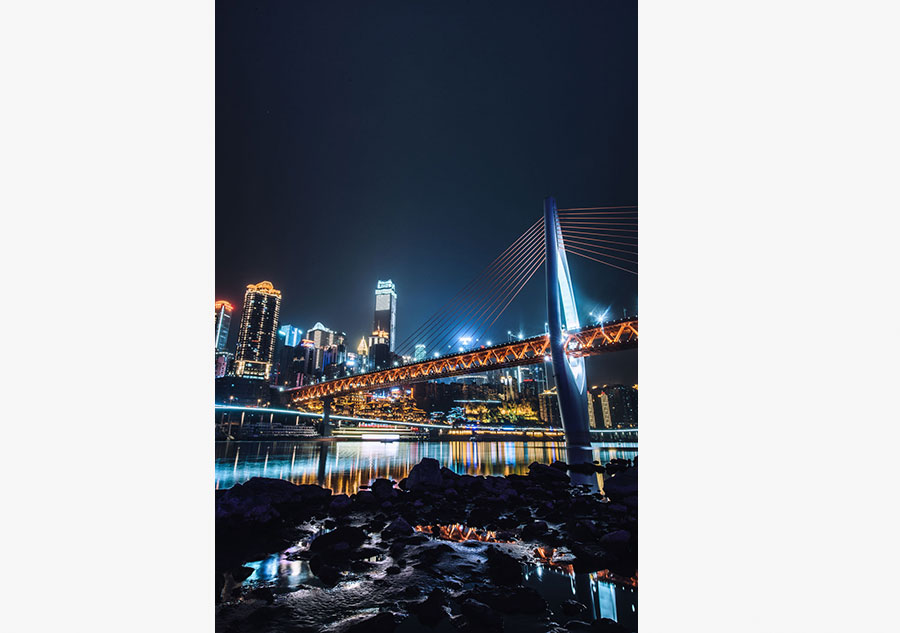 University student captures magical night view of Chongqing