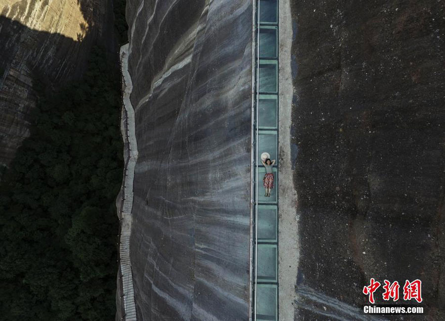 Skywalk glass bridge opens to public in central China