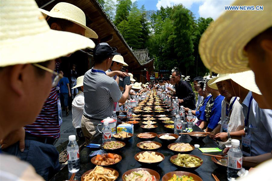 People enjoy meal during 'Helong Banquet' in Central China