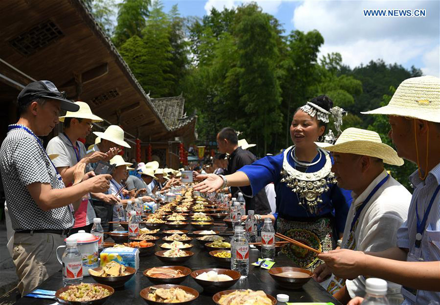 People enjoy meal during 'Helong Banquet' in Central China